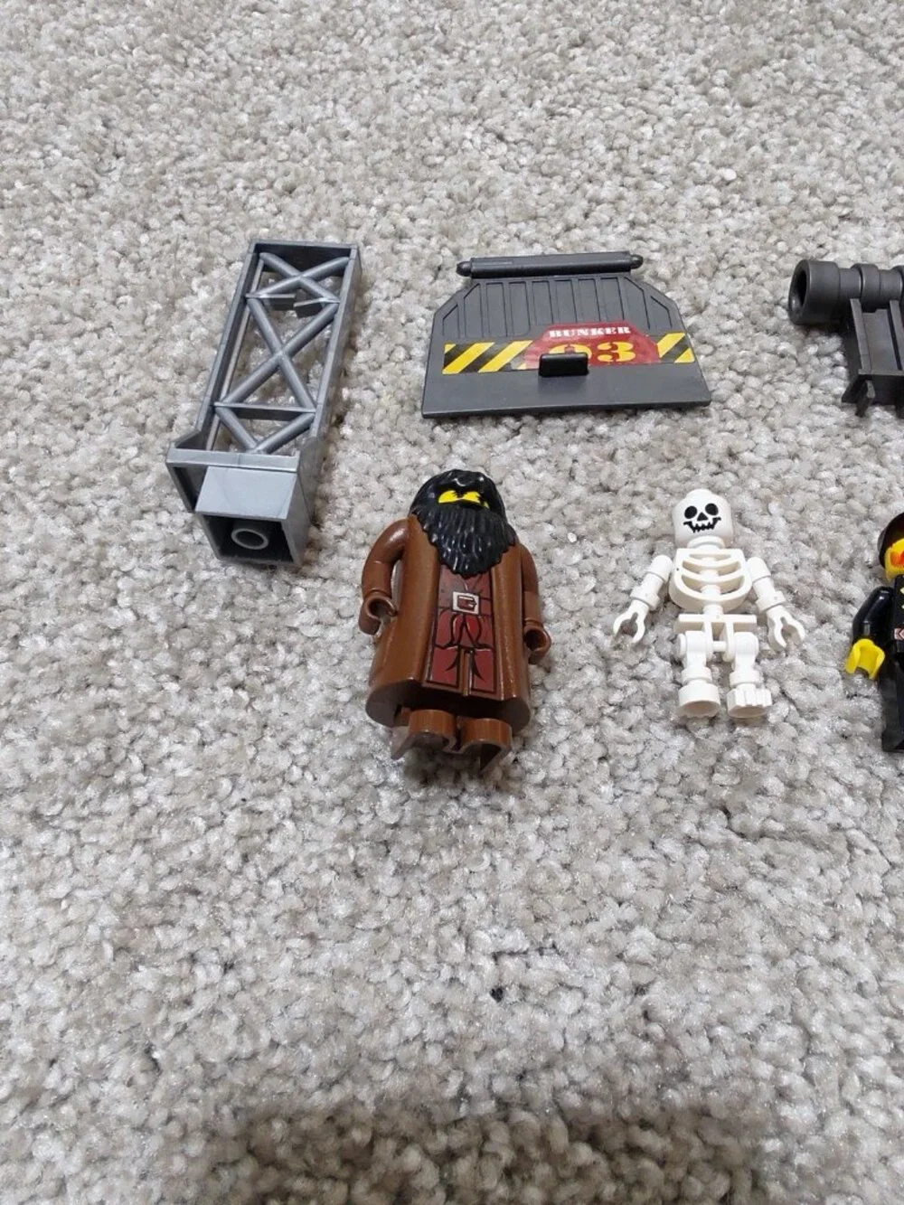 LEGO Vintage Minifigure Lot Studios Pirates Hagrid Skeleton Bunker Props Parts